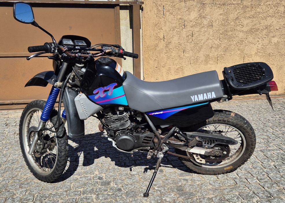 Yamaha XT 350 preta de 1994
