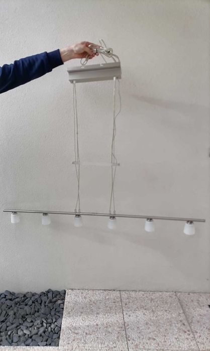 Candeeiro grande, 1,25m de comprimento, em inox e com abajures brancos