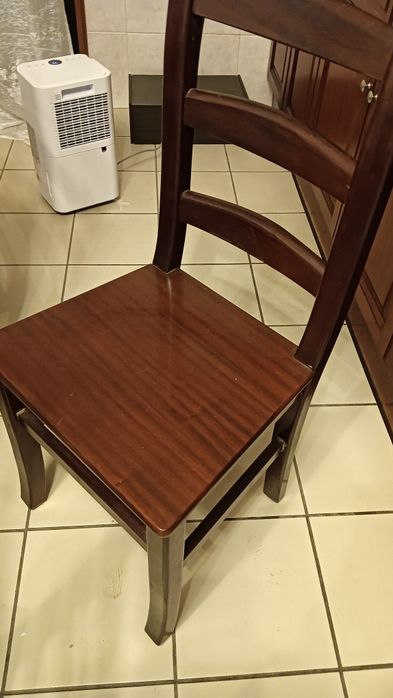 Mesa e 8 cadeiras de madeira maciça