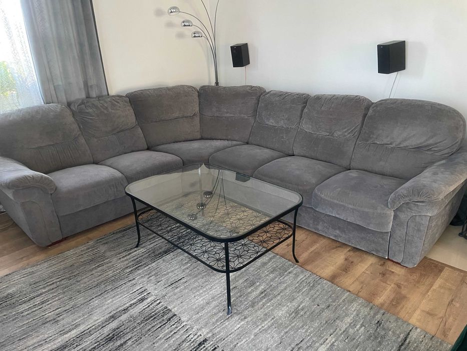 Szary narożnik Meble Agata oraz stolik kawowy IKEA