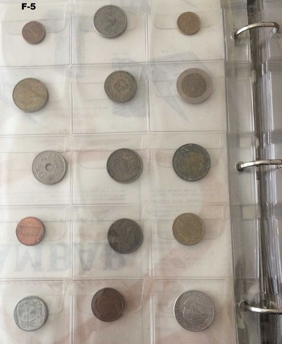 Álbum completo com 240  moedas de vários países