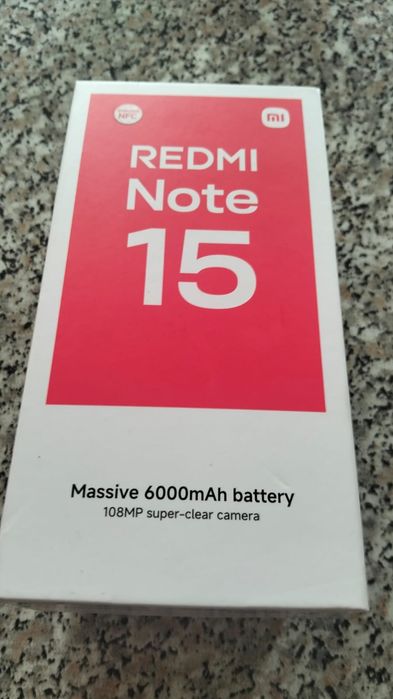 Xiaomi Redmi Note 15, na cor preta, com 6GB de RAM e 128GB de armazenamento.
