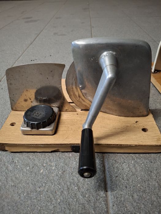 Dwie stare krajalnice do chleba