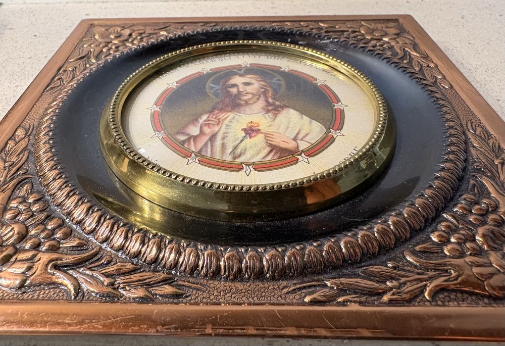Magnífica antiga moldura em cobre com imagem do Sagrado Coração Jesus