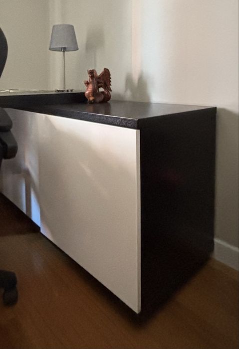 Secretaria com movel de apoio