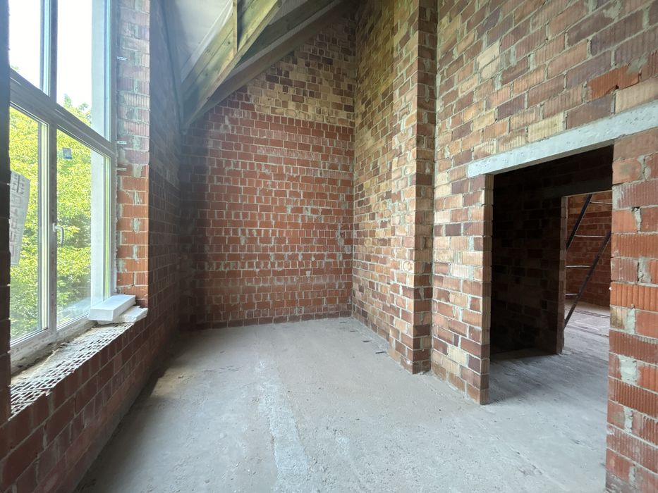 Просторий і стильний будинок у сучасному котеджному містечку