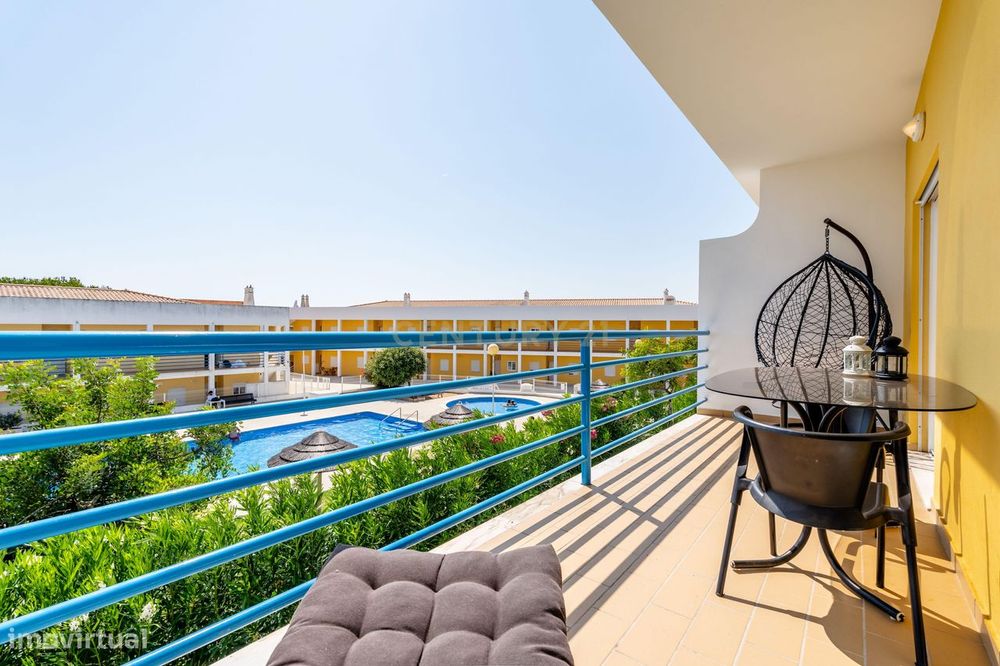 Apartamento T2 com Piscina e Garagem – a 5 minutos da Praia da Galé