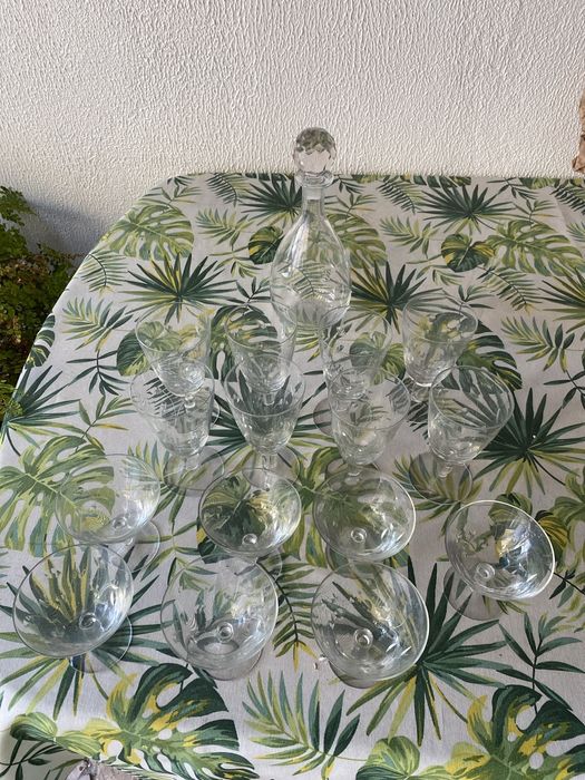 Vendo divereos copos de cristal e taças.