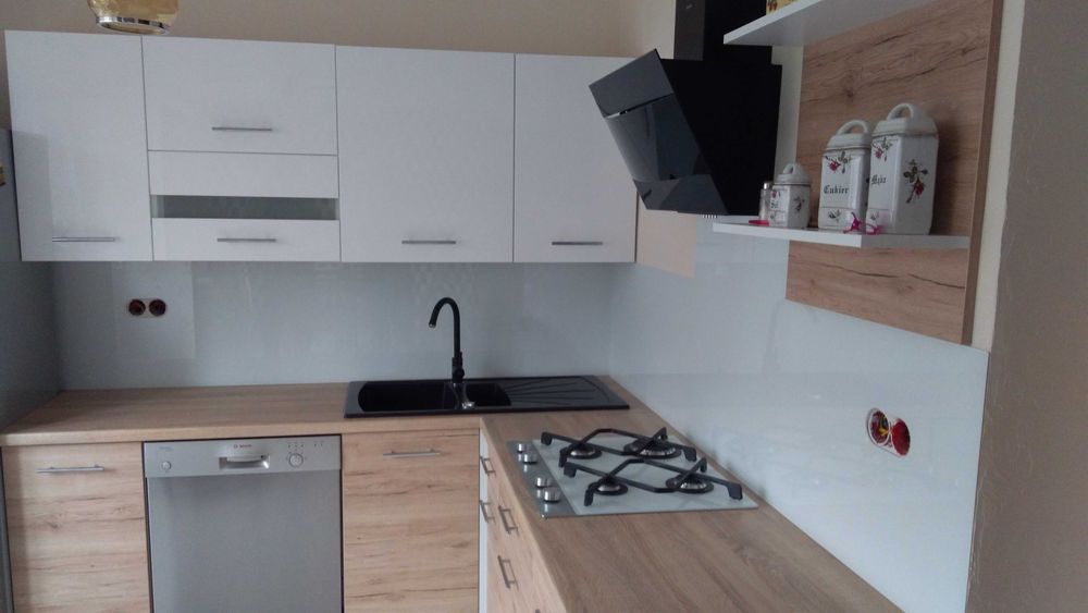 Szklarz - lustra na wymiar , szkło do kuchni , kabiny prysznicowe