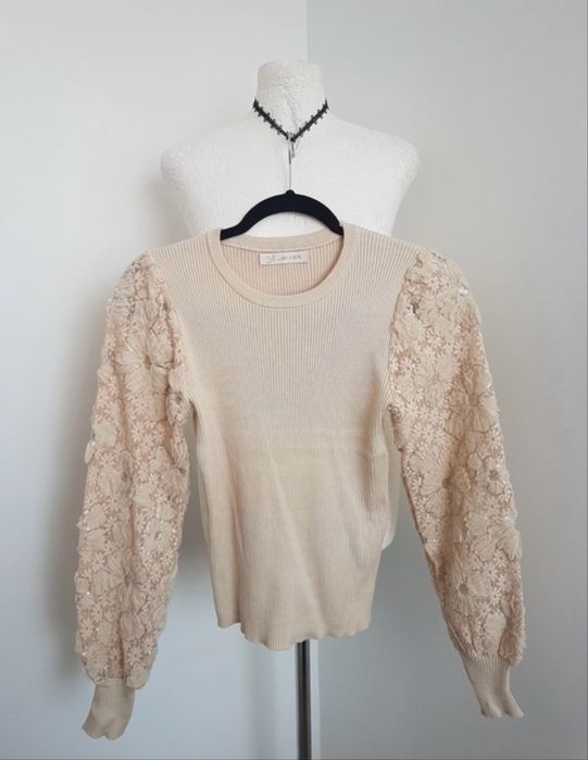 Beżowy prążkowany sweterek z ozdobnymi rękawami