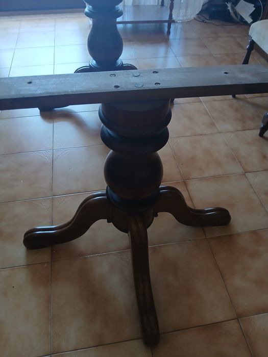 Mesa de sala de jantar  de abrir com 6 cadeiras mede fechada 1.78 x 98 aberta 2.17s