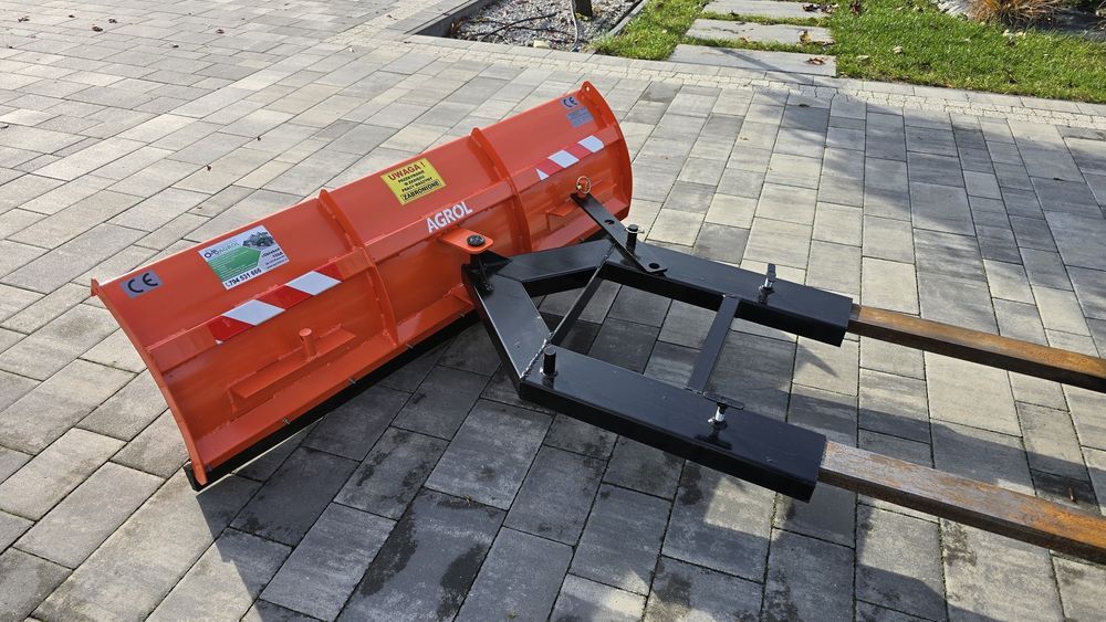 Pług do wózka widłowego 150 cm przy zapleczu firmy produkcyjnej