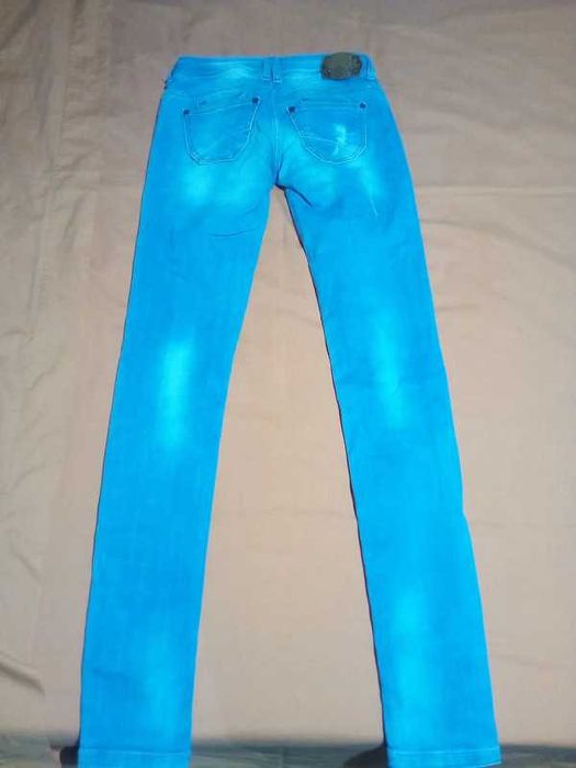 Calça de ganga tamanho 34, marca Berska com pouco uso