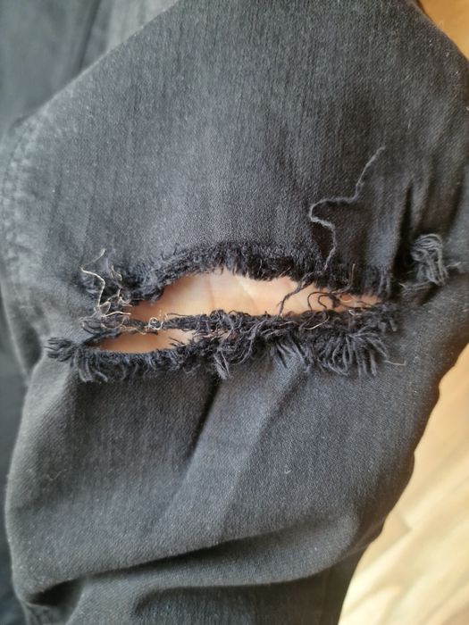 Czarne spodnie rurki z dziurami. STRADIVARIUSRozm. S