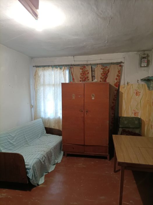 Продам дві частини будинку в центрі хорошева.