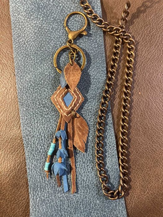 skórzany brelok amulet ze skórzanym frędzlem