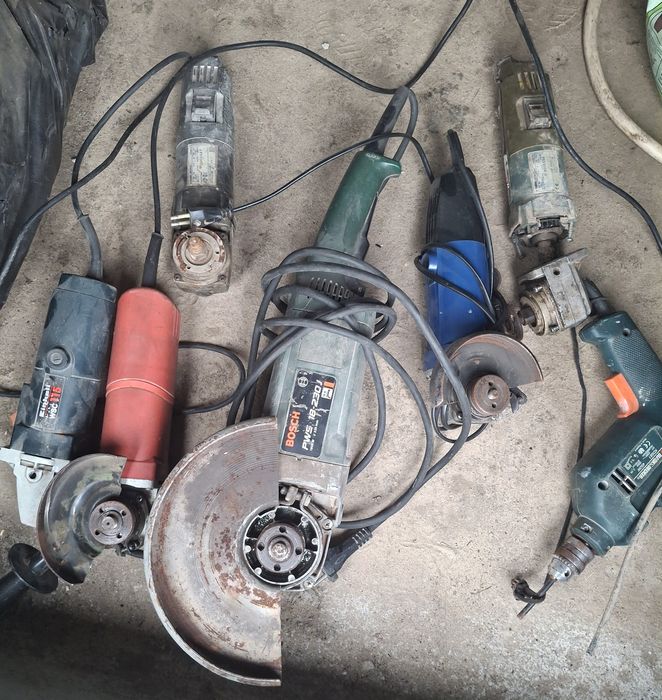 Conjunto de maquinas eletricas avariadas.