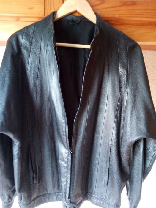 Blusão para homem ou mulher em pele genuína cor preta