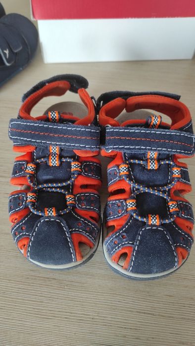 Sandałki kryte palce