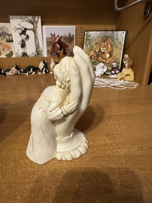 Figurka dziecko w dłoni Anglia