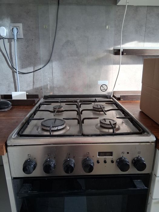 Kuchenka gazowa z piekarnikiem elektrycznym Elektrolux