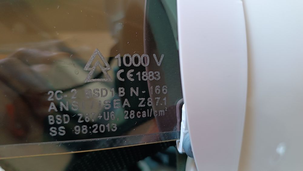 Каска с щитком для работы с напряжением BSD