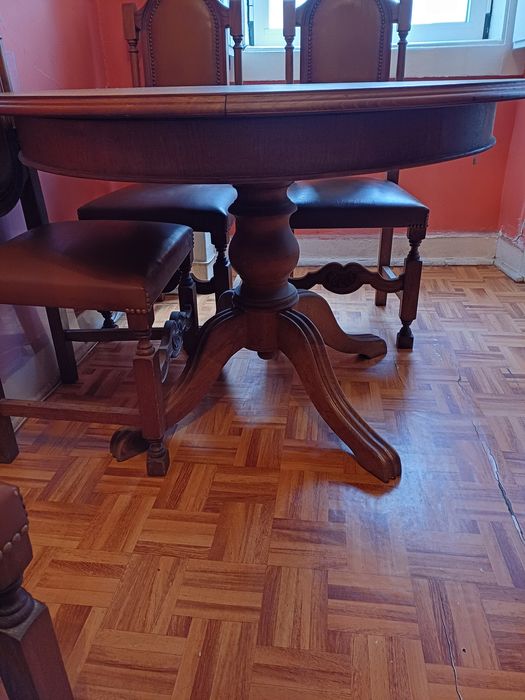 Vende-se mesa com cadeiras