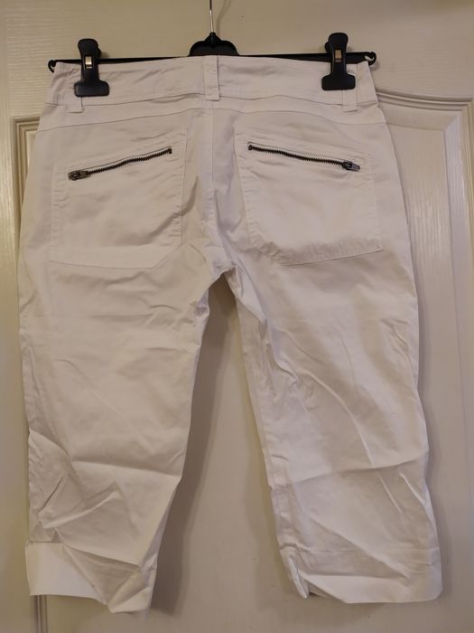 Białe spodnie rybaczki. Banana Moon.