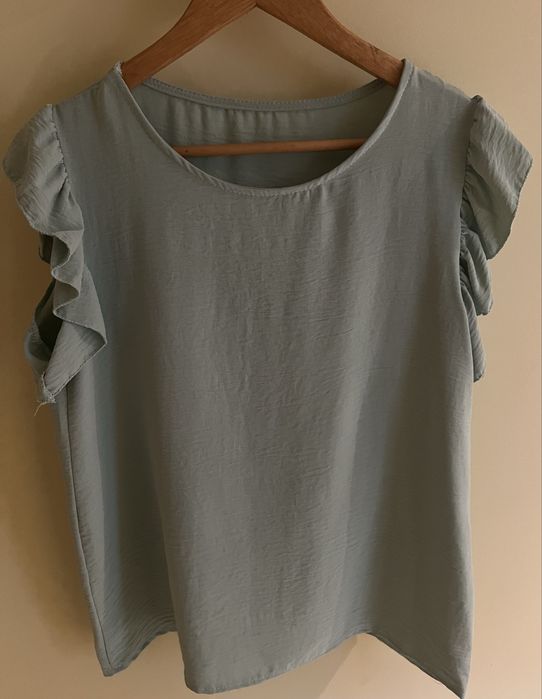 Blusa verde com folhos