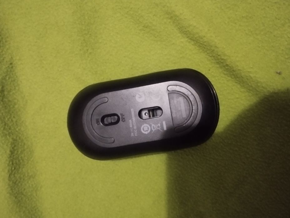 Rato sem fios preto a pilhas