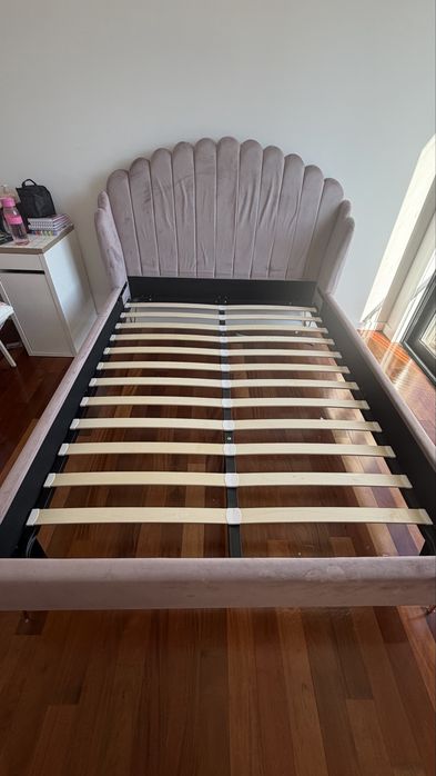 Cama casal com cabeceira em veludo rosa 140x190