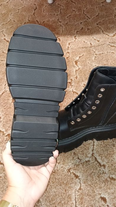 Botki za kostkę z imitacji skóry Cropp