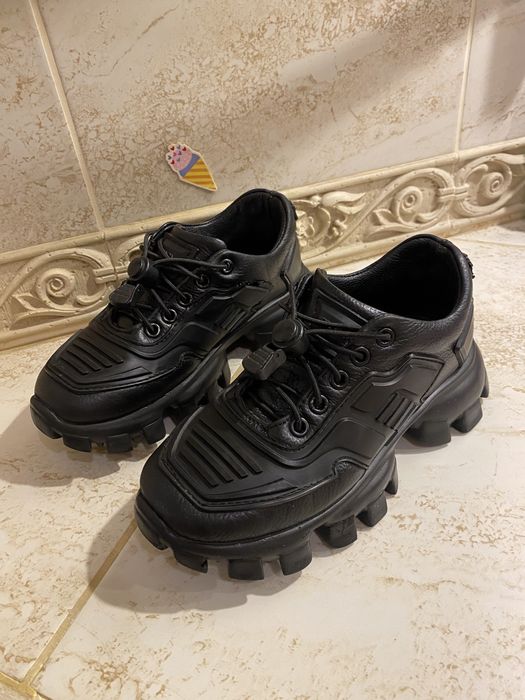 Шкіряні кросівки prada