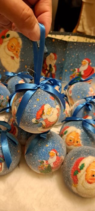 14 Bolas de Natal decoradas, com caixa de arrumação.