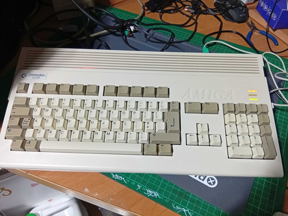 COMMODORE Amiga 1200