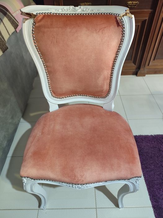 Cadeira de sala rosa