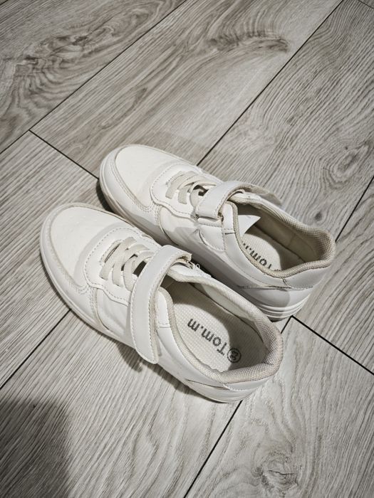 Białe adidaski chłopięce