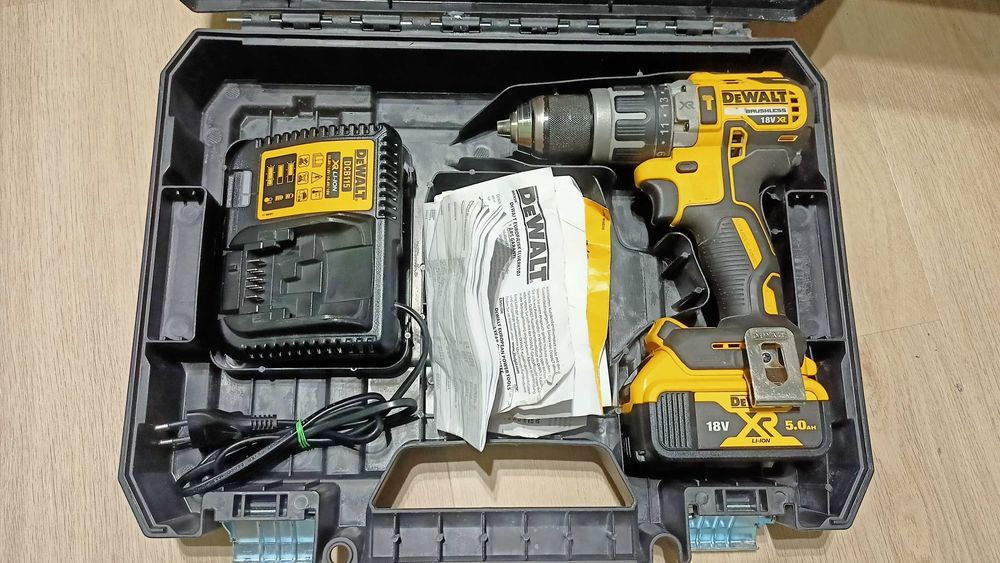 Wiertarko-wkrętarka udarowa DeWalt DCD796 z ładowarką i aku. 5Ah