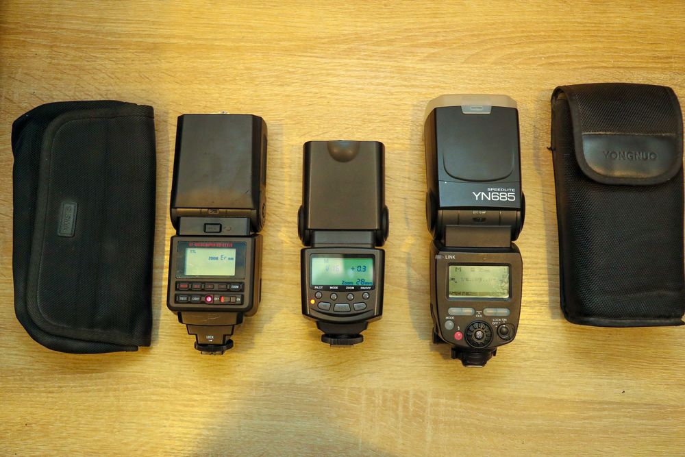 продаю 3 спалахи, об'єктив та відеокамеру