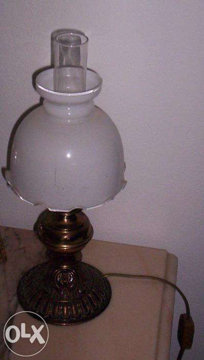 Candeeiro tecto e mesinha cabeceira