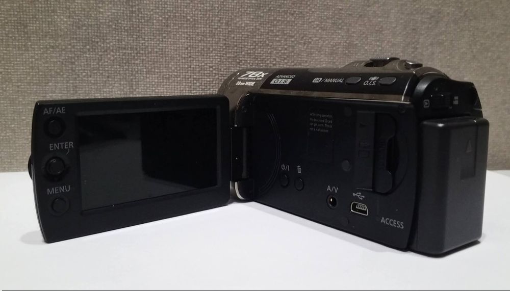 Продам б/у відеокамеру Panasonic SDR-S70 Black.