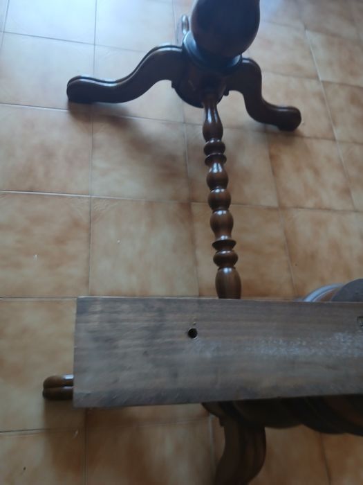 Mesa de sala de jantar  de abrir com 6 cadeiras mede fechada 1.78 x 98 aberta 2.17s