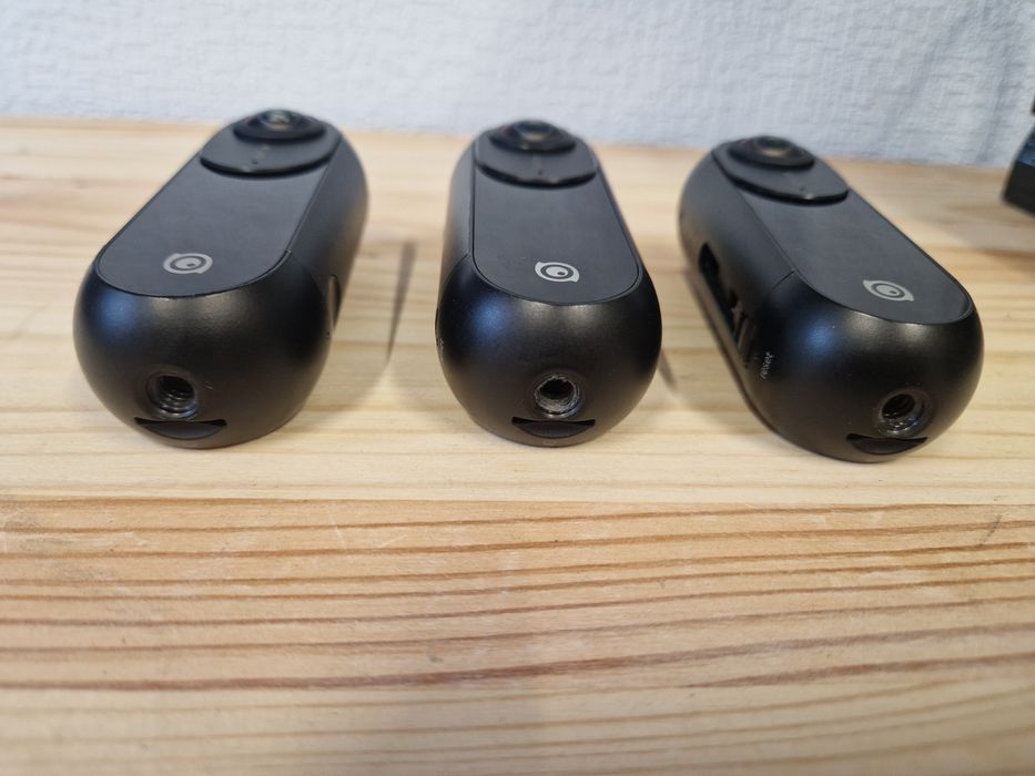 Три камери Insta360 One вмикаються і під'єднуються до iPhone