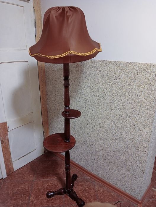 Lampa podłogowa drewniana