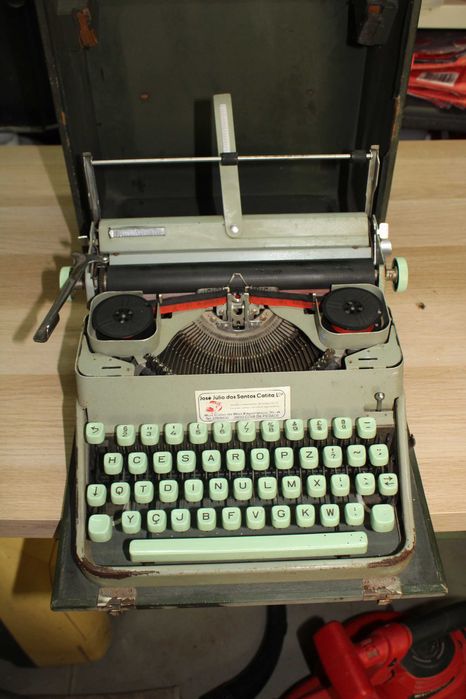 Hermes Typewriter with Case64550447593474121