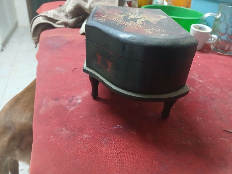 caixa de música em forma de piano com uma bailarina