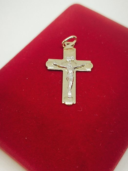 Złoty wisiorek krzyżyk z Panem Jezusem, złoto próby 585