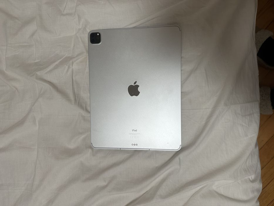 iPAD PRO 12,9 CINZENTO wifi celular 128 GB com capa original,5ª geração,como novo.Com os acessórios.