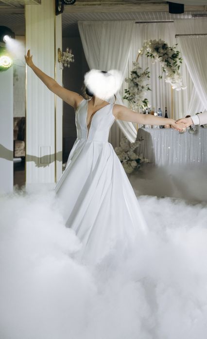 Атласна весільна сукня