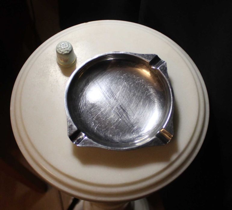 Cinzeiro vintage de aço inoxidável com raras 3 ranhuras para cigarros.